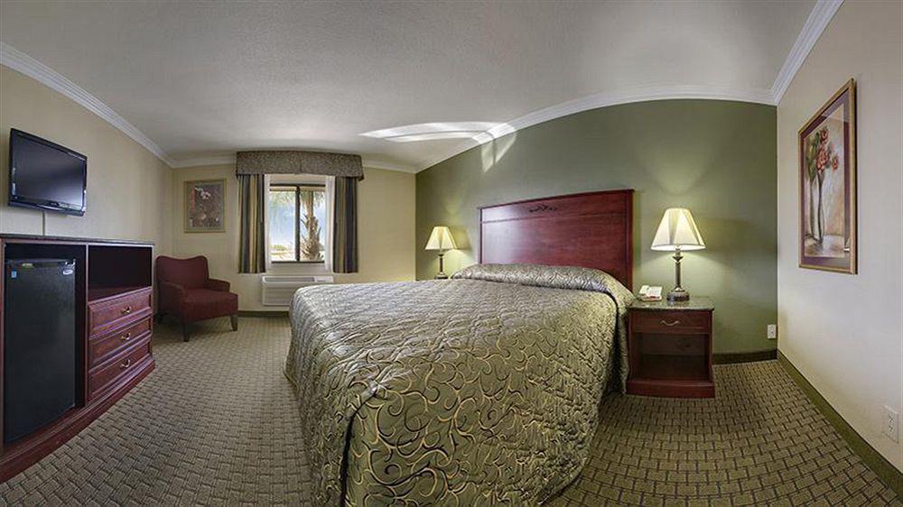 לוס אנג'לס Howard Johnson By Wyndham Reseda Hotel & Suites מראה חיצוני תמונה