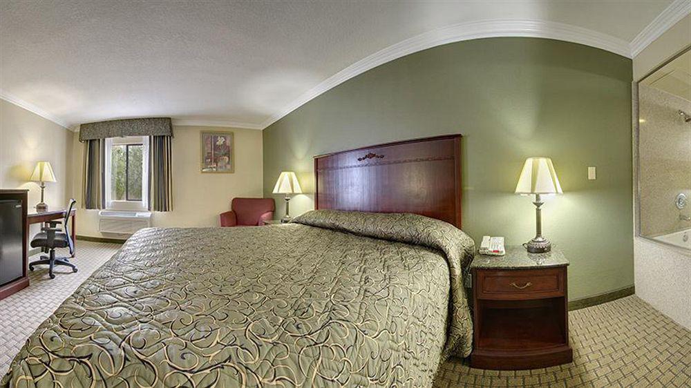 לוס אנג'לס Howard Johnson By Wyndham Reseda Hotel & Suites מראה חיצוני תמונה