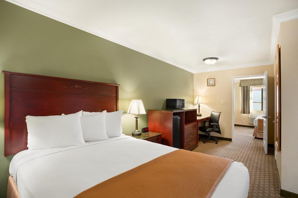 לוס אנג'לס Howard Johnson By Wyndham Reseda Hotel & Suites מראה חיצוני תמונה