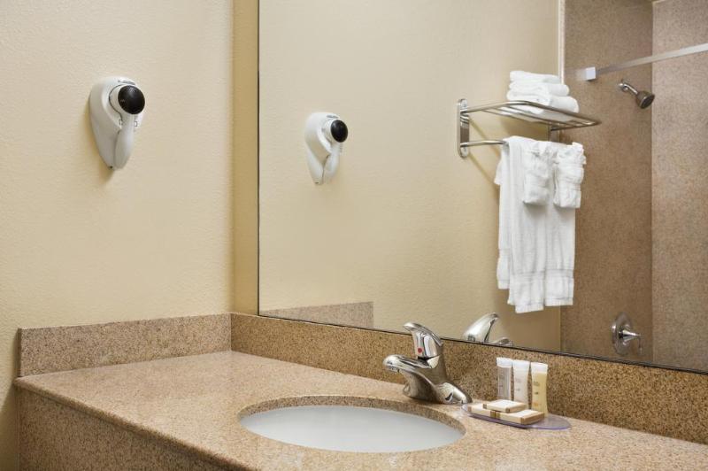 לוס אנג'לס Howard Johnson By Wyndham Reseda Hotel & Suites מראה חיצוני תמונה