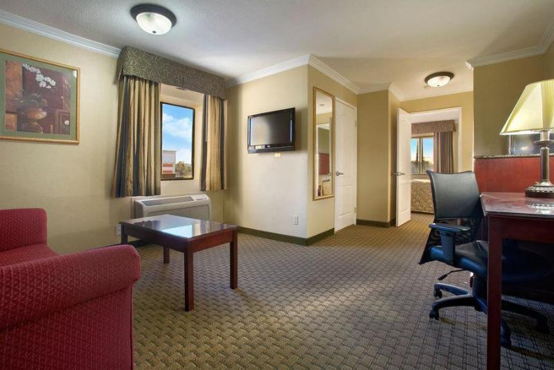 לוס אנג'לס Howard Johnson By Wyndham Reseda Hotel & Suites מראה חיצוני תמונה