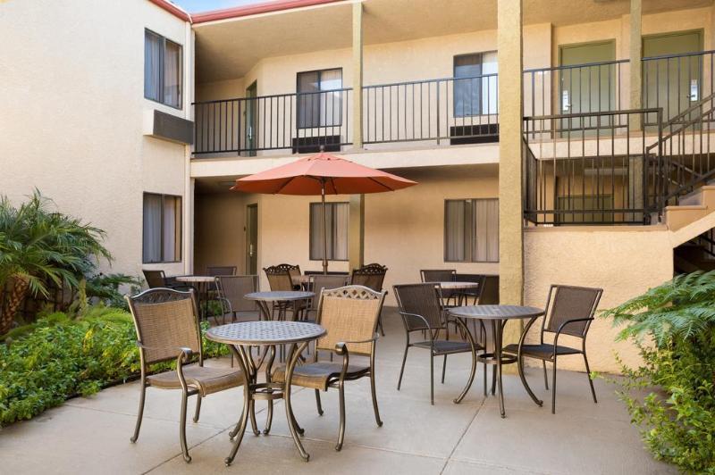 לוס אנג'לס Howard Johnson By Wyndham Reseda Hotel & Suites מראה חיצוני תמונה