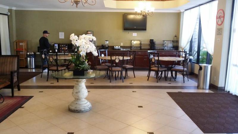 לוס אנג'לס Howard Johnson By Wyndham Reseda Hotel & Suites מראה חיצוני תמונה