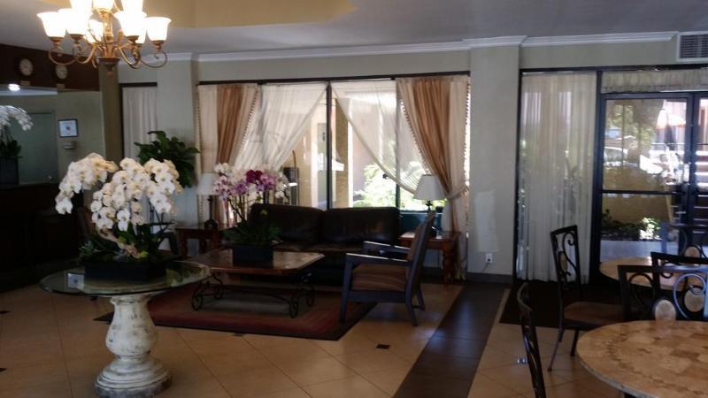 לוס אנג'לס Howard Johnson By Wyndham Reseda Hotel & Suites מראה חיצוני תמונה