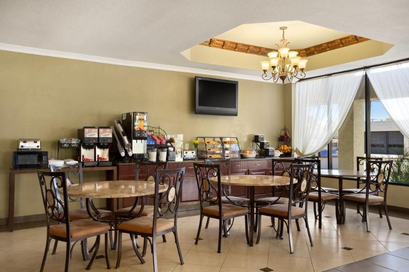 לוס אנג'לס Howard Johnson By Wyndham Reseda Hotel & Suites מראה חיצוני תמונה