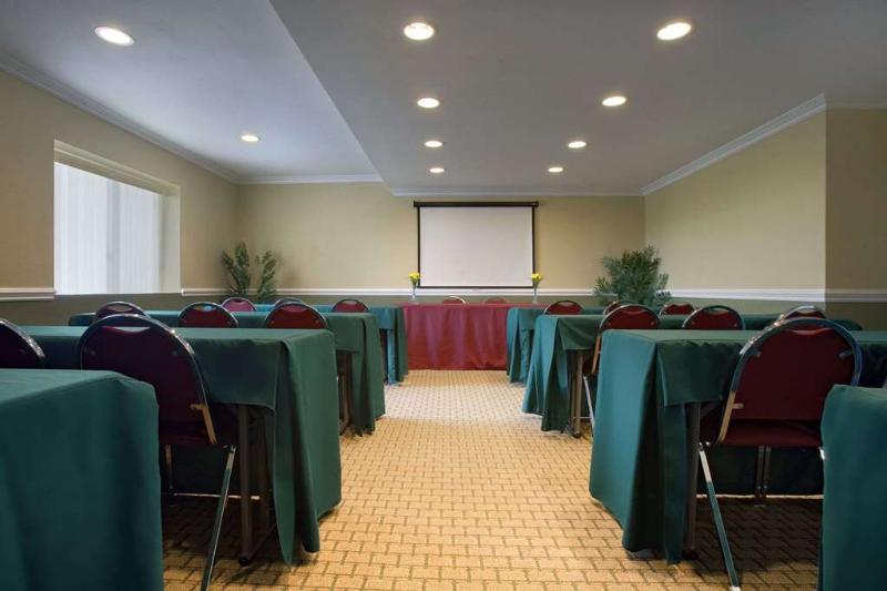 לוס אנג'לס Howard Johnson By Wyndham Reseda Hotel & Suites מראה חיצוני תמונה