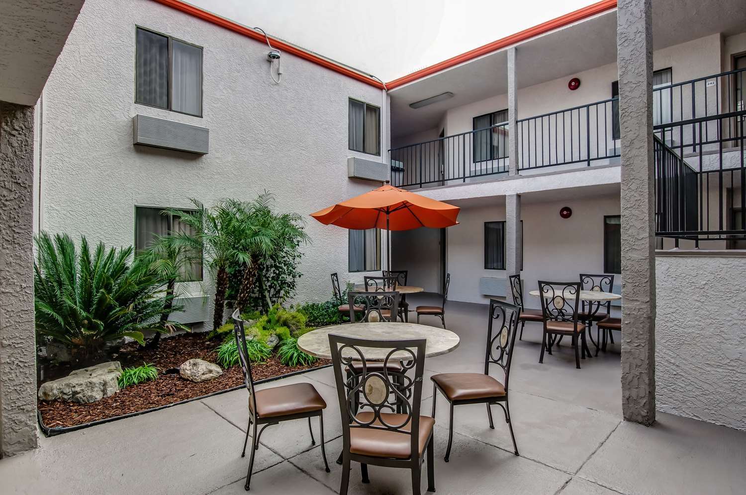 לוס אנג'לס Howard Johnson By Wyndham Reseda Hotel & Suites מראה חיצוני תמונה