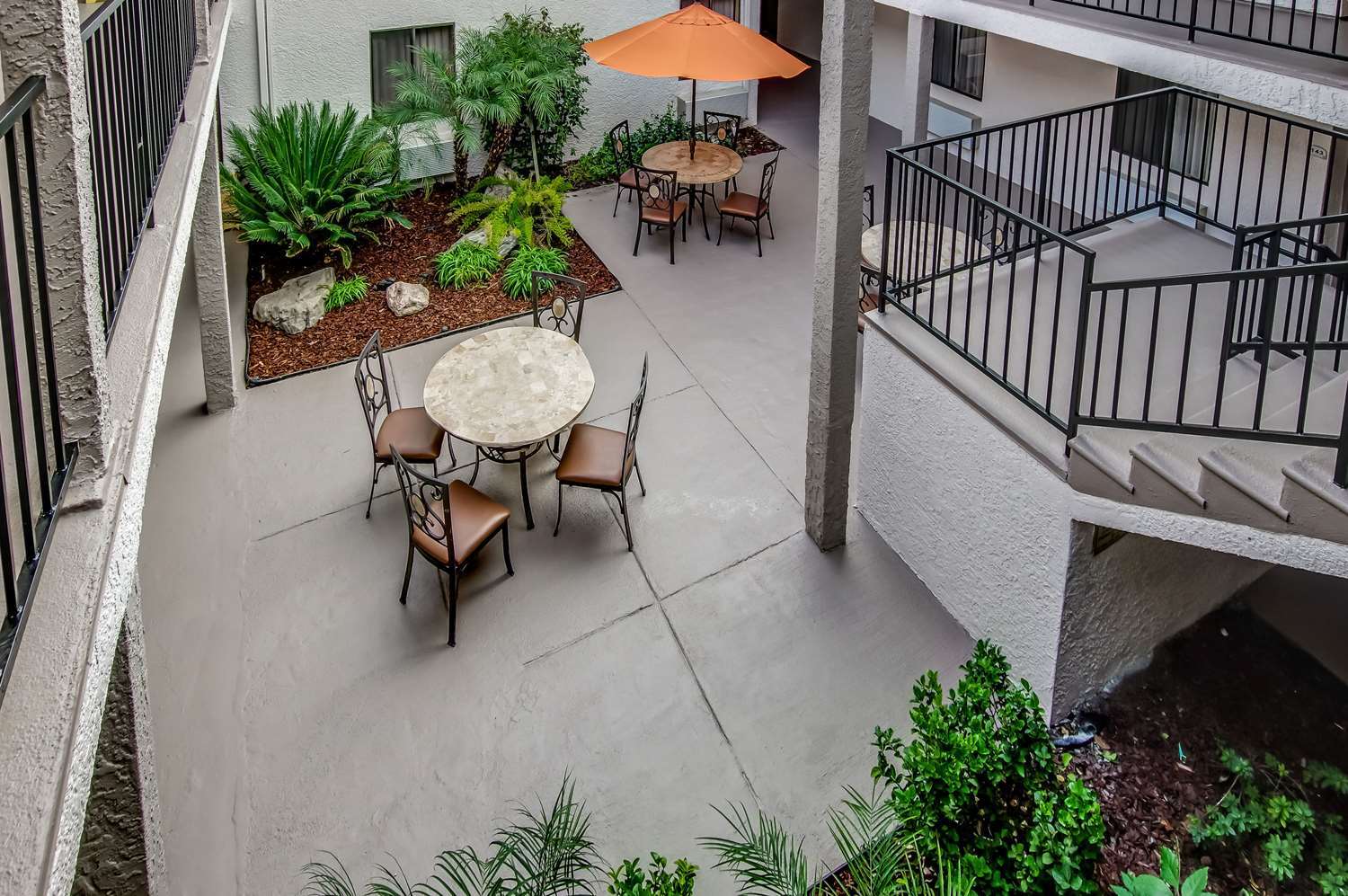 לוס אנג'לס Howard Johnson By Wyndham Reseda Hotel & Suites מראה חיצוני תמונה